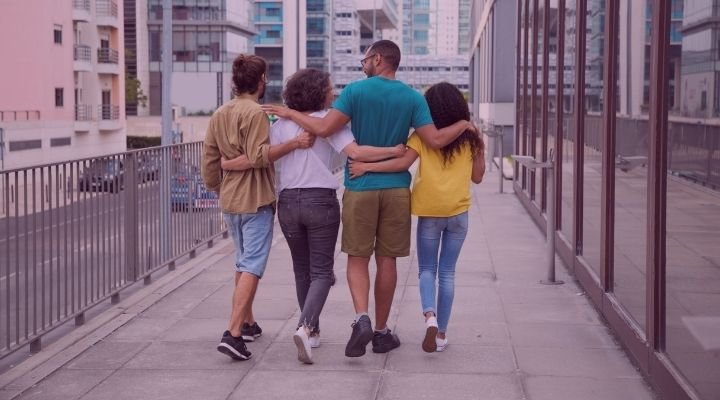 Imagem de um grupo de casais passeando juntos na calçada Imagem de um grupo de casais passeando juntos na calçada.