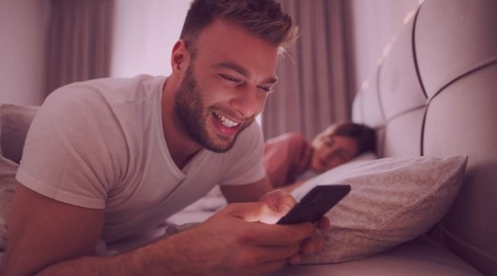 Homem na traição pelo whatsapp