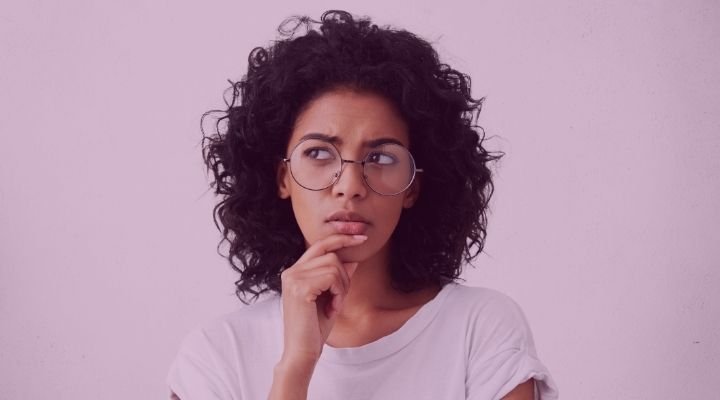 Imagem de uma jovem com dúvida sobre o que polução noturna.