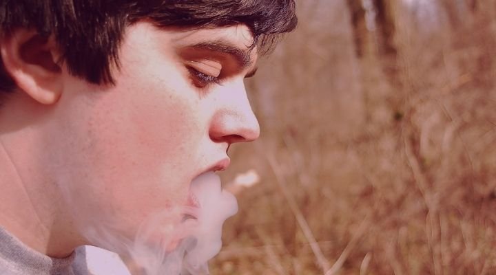 Imagem do namorado fumando maconha.