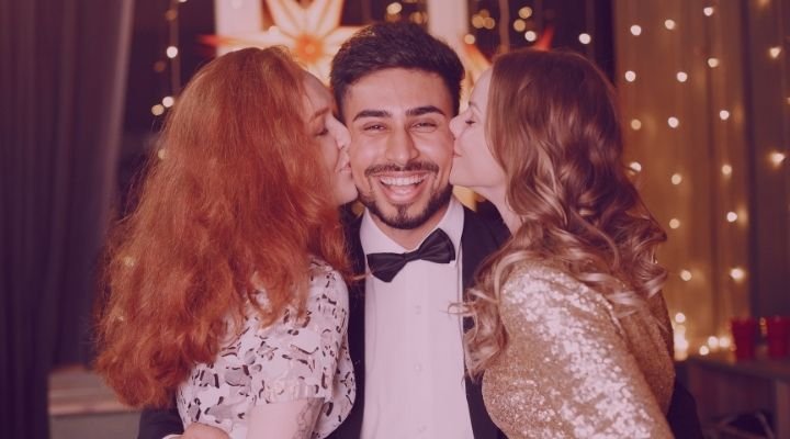 Imagem de um grupo de jovens em relacionamento aberto comemorando o aniversário de namoro Imagem de um grupo de jovens em relacionamento aberto comemorando o aniversário de namoro.