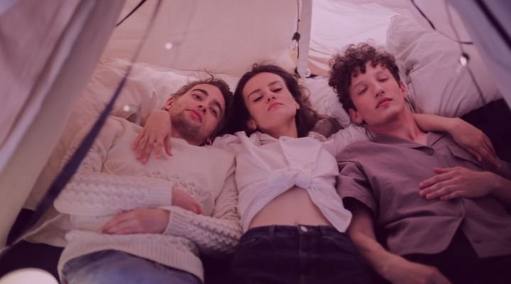 Imagem representativa sobre como funciona o poliamor na prática