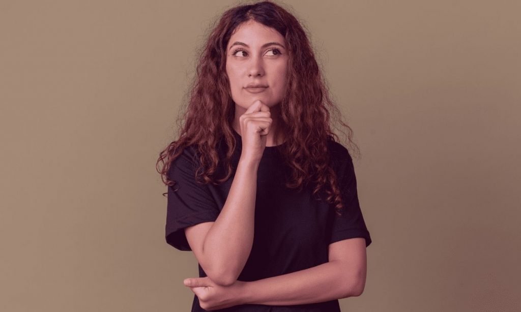 Mulher jovem com dúvida sobre o que são infecções sexualmente transmissíveis.